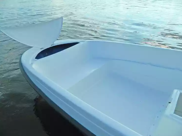Стеклопластиковая лодка Пингвин с консолью (тримаран) в Белгороде