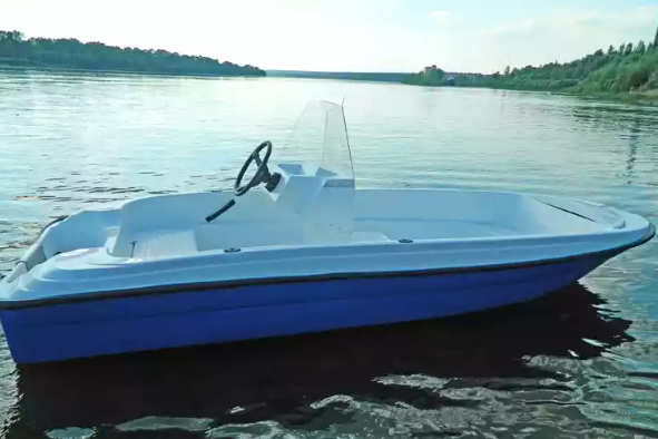 Стеклопластиковая лодка Пингвин с консолью (тримаран) в Белгороде