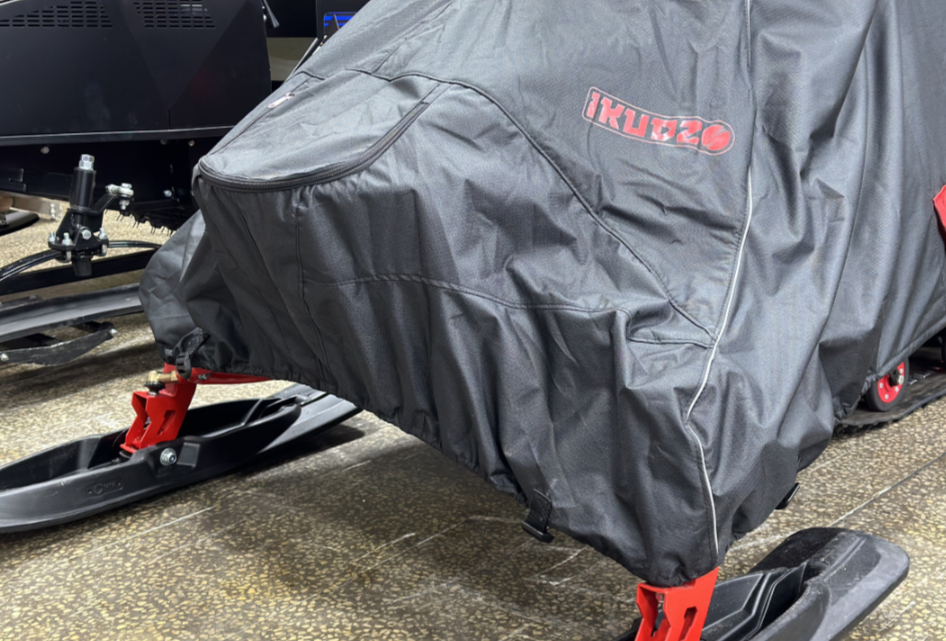 Чехол транспорт. снегохода IKUDZO HUNTER черно-красный Оксфорд ПРЕМИУМ качества с лого IKUDZO в Белгороде